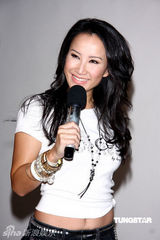 幻灯图：李玟代言服装秀性感电臀 怀抱小虎喜迎虎年 