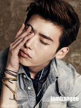 组图：李钟硕秋冬服饰写真尽显轻熟男魅力