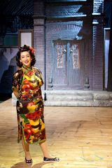 高清组图：秦海璐演《四世同堂》造型夸张 表演奔放