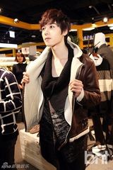 组图：M.pire出席品牌开业 现场挑衣显品味