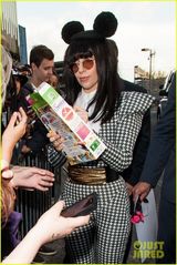 组图：GaGa米老鼠造型亮相 高垫肩圆墨镜显囧相