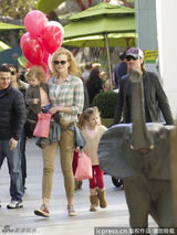 组图：妮可-基德曼手拿气球全家温馨亮相