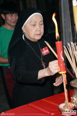 组图：黄宗泽岑丽香合照显尴尬 对绯闻做足准备