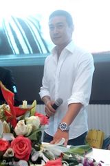 组图：陆毅成都出席活动 现场火爆险发踩踏事故