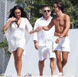 组图：F1总裁千金大婚奢靡派对 吻同性入水走光