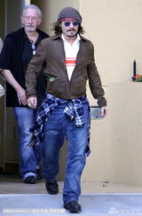 组图：约翰尼-德普携家人看比赛 儿女清秀惹人喜爱