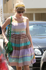 组图：泰勒-斯威夫特彩虹裙出街 红唇美肌玩转撞色