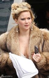 组图：奥斯卡新科影后劳伦斯片场低胸现豪乳