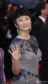 组图：赵涛登红毯优雅挥手致意 冲击戛纳影后