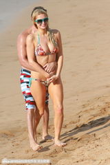 组图：希尔顿与男友鸳鸯浴 海滩戏水被搂蛮腰