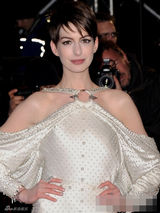 组图：安妮-海瑟薇大露背亮相首映 阿曼达性感秀乳沟