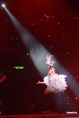 组图：梁静茹银白短裙开唱 送亲笔签名纸飞机