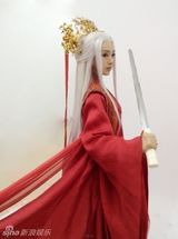 组图：董璇《神雕》再曝照 白发配红衣霸气冷艳