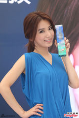 组图：Hebe亮相代言海蓝长裙优雅妩媚