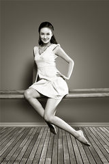 组图：于越封面写真曝光 展现运动时尚完美结合