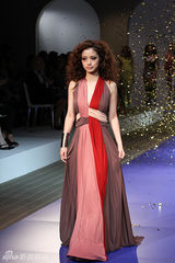 组图：日本女星上户彩客串模特走秀展示礼服