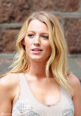 组图：《绯闻女孩》片场 布莱克花短裙秀长腿