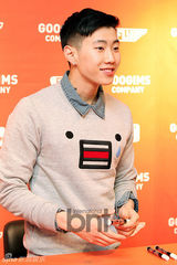 组图：朴宰范举办粉丝签名会 众粉丝捧场