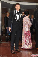 组图：黄长兴大婚众艺人道贺 三轮豪车霸气接亲