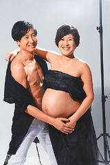 组图：周家蔚将剖腹拍大肚写真 洪天明吻孕肚