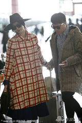 组图：范冰冰赴巴黎母亲送行 穿潮衣拿男包霸气外露