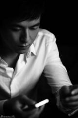 组图：朱雨辰黑白写真高贵兼忧郁气质