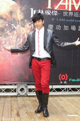 高清图：林俊杰为个唱造势 英俊现身相伴豪车