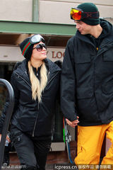 组图：希尔顿携小男友现身雪场 滑雪不忘拗造型