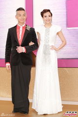 组图：TVB台庆红毯梁烈唯白鬓发型配裙装显另类