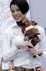 组图：胡杏儿衬衣长裤亮相 全程微笑心情好