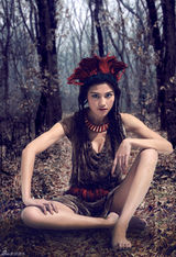 组图：周秀娜女山贼写真大片 露事业线野性美