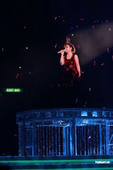 组图：梁静茹银白短裙开唱 送亲笔签名纸飞机