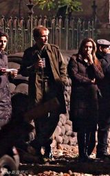 高清图：朱莉现身匈牙利 皮特贴身随行蜜吻秀恩爱