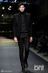 组图：韩星金宇彬郑京浩等献华丽T台秀