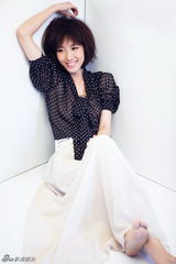 组图：高露清新写真曝光 笑容甜美素雅妆容文艺风