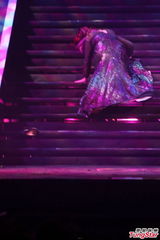 组图：汤宝如红磡体育馆开唱众星捧场