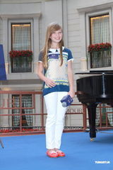 组图：英国小萝莉康妮抵港开唱 想去迪士尼乐园