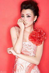 组图：殷桃初春写真人面如花 恬淡笑容妩媚逼人 