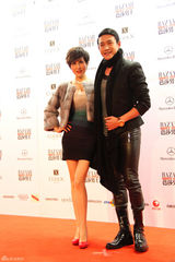 组图：陆毅闪耀芭莎庆典 与鲍蕾红毯秀恩爱