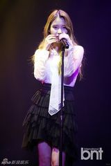 组图：歌手IU透视装宣传新专辑告别甜美展性感