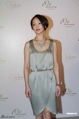 组图：周迅现身扮小女人 与赵薇传不和只当玩笑