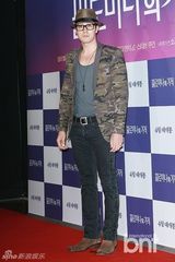 组图：苏志燮撑《菲洛梅娜》迷彩服小礼帽帅气