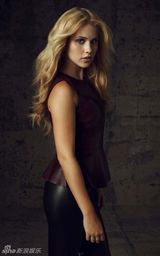 组图：《吸血鬼日记》发全员角色照 妮娜红裙抢镜