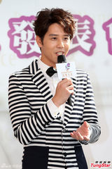 组图：胡宇崴爱吃甜点 否认恋上陈庭妮