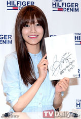 组图：少女时代秀英徐贤签名会 迷你裙秀春色