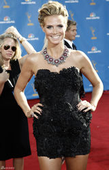 高清组图：艾美奖红毯 海蒂-克鲁姆光彩夺目