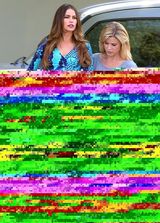 组图：《摩登家庭》片场 蓝裙索菲亚大肚仍美