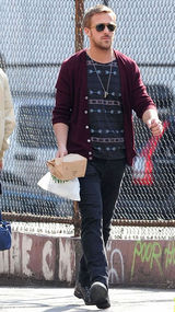 组图：瑞恩-高斯林街拍 酒红色开衫毛衣搭牛仔裤