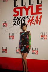 组图：李菲儿出席ELLE风尚大典 古典优雅很动人