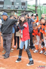 组图：徐若瑄携母亮相 装扮民族风